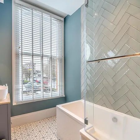 Betty's Townhouse- Luxury 2 Bed Appt With Parking דירה *