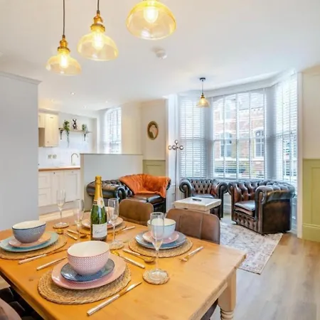 Betty's Townhouse- Luxury 2 Bed Appt With Parking *